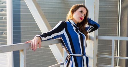 Sukienka koszulowa – ten model pasuje każdej z nas