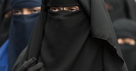 W damskim przebraniu atakował muzułmanki. Wściekły tłum zlinczował polityka