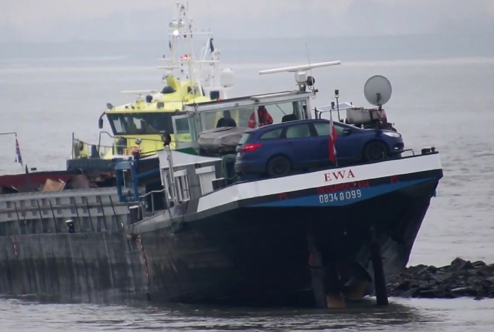 Katastrofa polskiej barki w Holandii. "Ewa" osiadła na brzegu