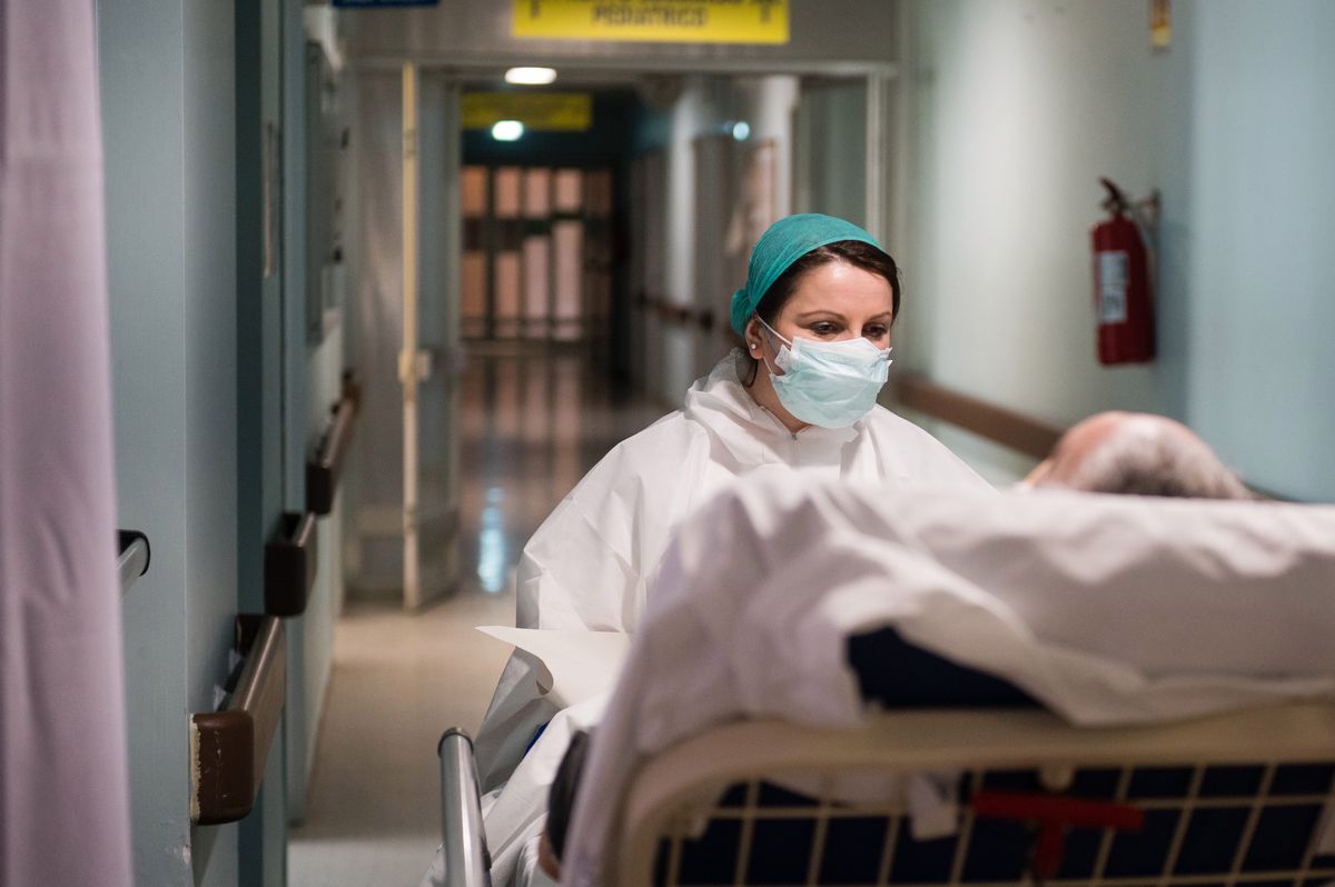 Pielęgniarka złożyła życzenia pracownikom ochrony zdrowia. "Życzę wam i sobie, żebyśmy przetrwali ten trudny czas"