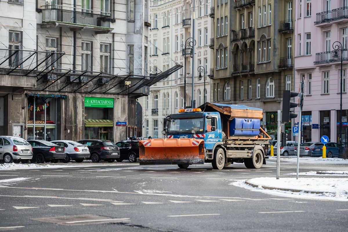 Warszawa przygotowana na zimę. Na ulice wyjechały posypywarki