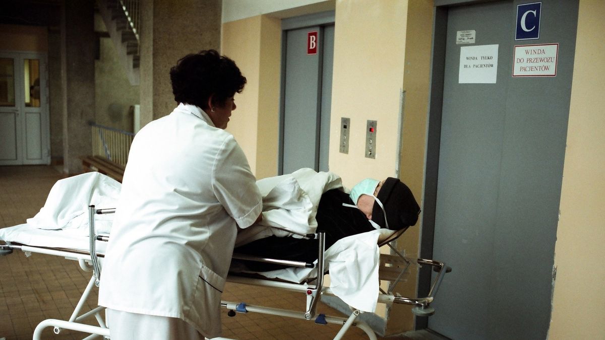 Po 36 latach pielęgniarka straciła pracę za wpisy na Facebooku