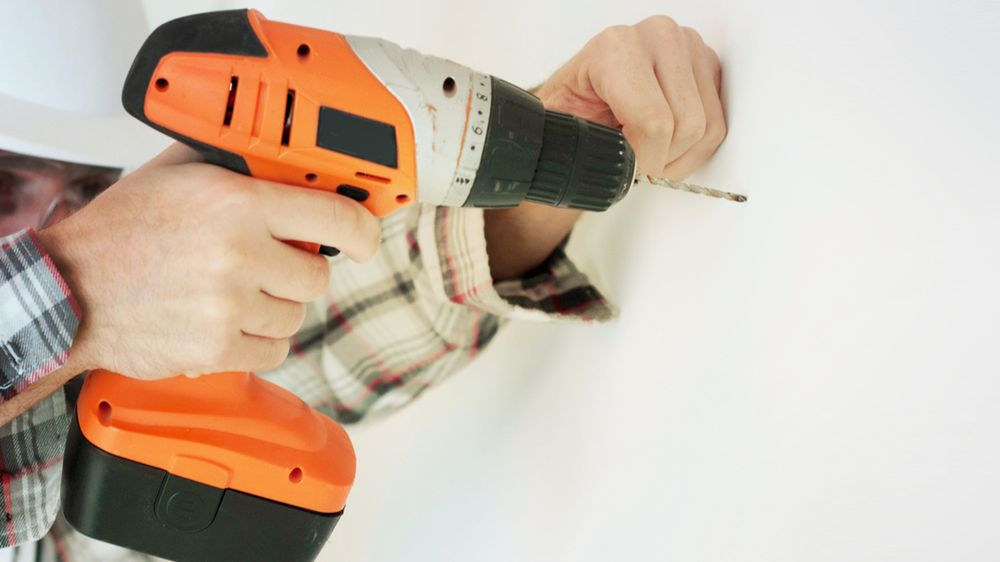 Wiertarko-wkrętarki są lekkie i bardzo poręczne. Akumulator uniezależnia cię od gniazdek elektrycznych. 