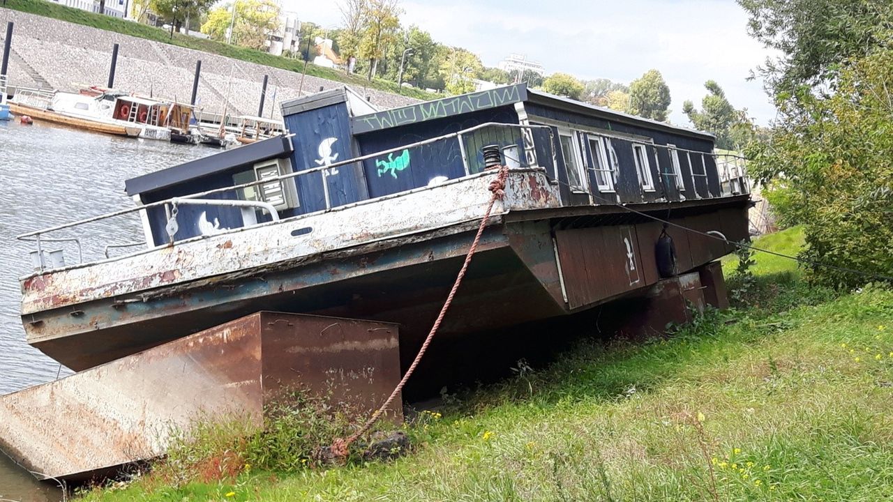 Poszukują właściciela barki. "Kilka lat temu została porzucona"