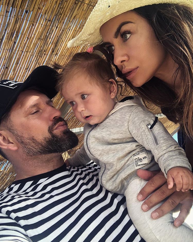 Mąż Natalii Siwiec chwali się selfie z córką i żoną. Fani zauważyli podobieństwo do taty