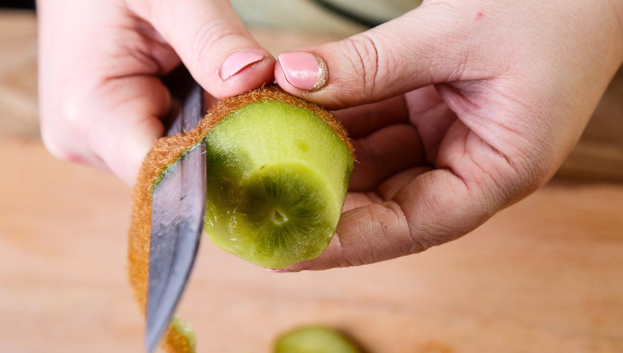 Kiedy obierałam kiwi przy mojej cioci, doszło między nami do sporu. Mówi, że to marnotrawstwo