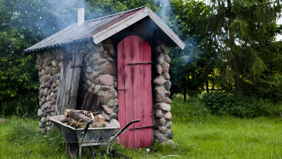 Wędzarka z kamienia będzie ozdobą ogrodu w stylu rustykalnym