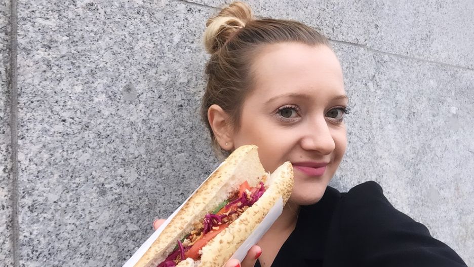 Uważnie obejrzałam, jak przygotowywany jest hot-dog. Nie wszystko mi się spodobało.