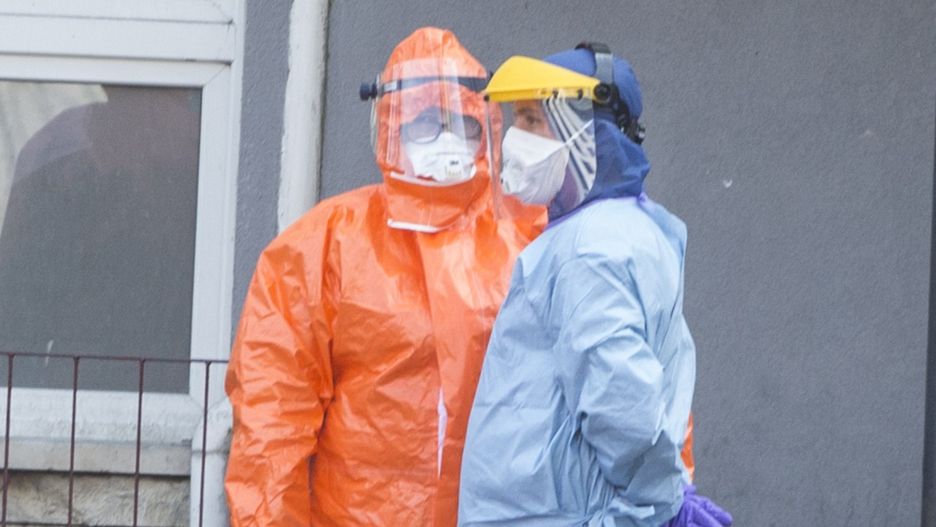 Personel medyczny potrzebuje środków ochrony osobistej