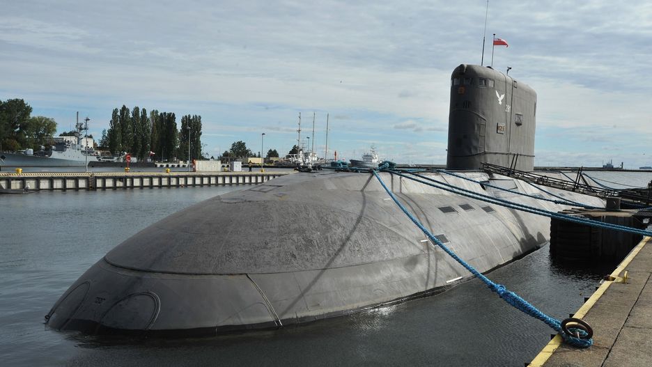 ORP "Orzeł", duma naszej Marynarki Wojennej. Po wybuchu pożaru został zatopiony pianą przez Straż Pożarną.