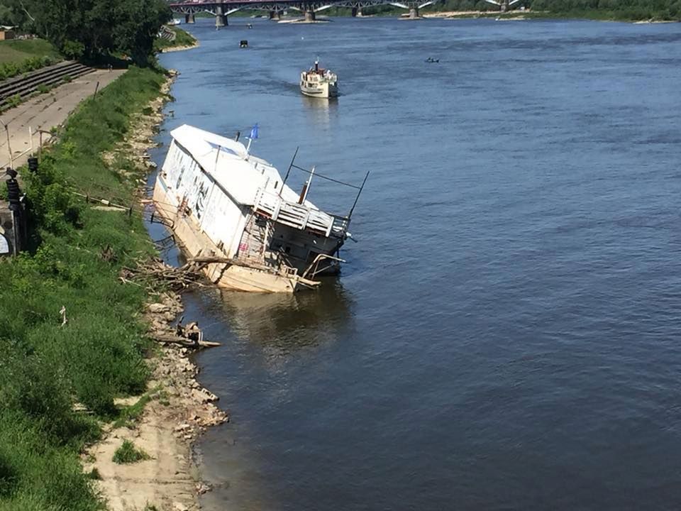 Pożar barki przy Moście Łazienkowskim. Straszyła od zimy