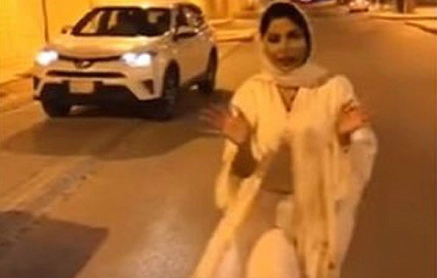 Reporterka TV musiała uciekać z Arabii Saudyjskiej. Bo wiatr rozchylił jej szatę