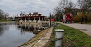 Missisipi dryfuje w stronę mostu