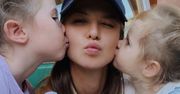 Ania Lewandowska pokazała córki w bliźniaczych stylizacjach i identycznych fryzurach. Laura ma już tak długie włosy, jak Klara