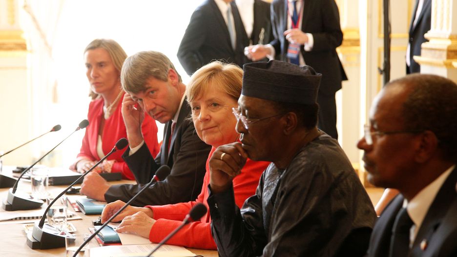 Angela Merkel i prezydent Czadu Deby podczas szczytu Europa - Afryka w Paryżu