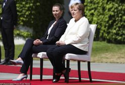 Angela Merkel z drgawkami. Tym razem odsłuchała hymnów na siedząco