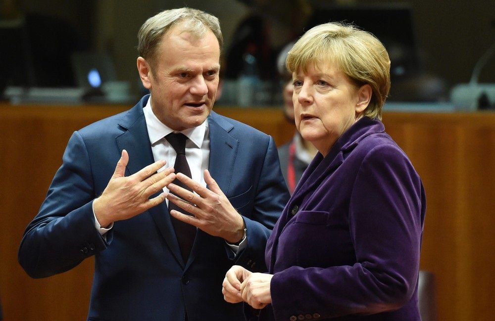 Starcie na szczycie. "Tusk wbił Merkel nóż w plecy"