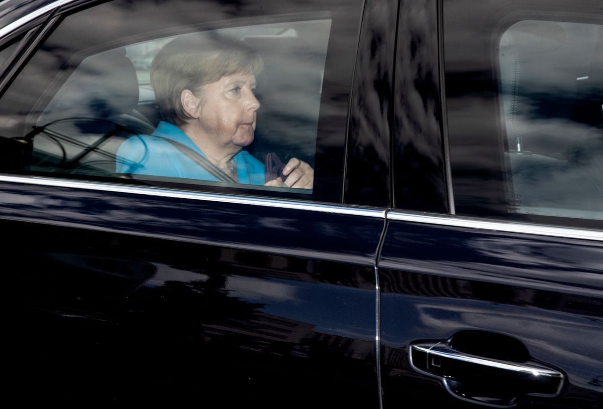 Angela Merkel w tarapatach. Wiatr w oczy i nóż w plecach