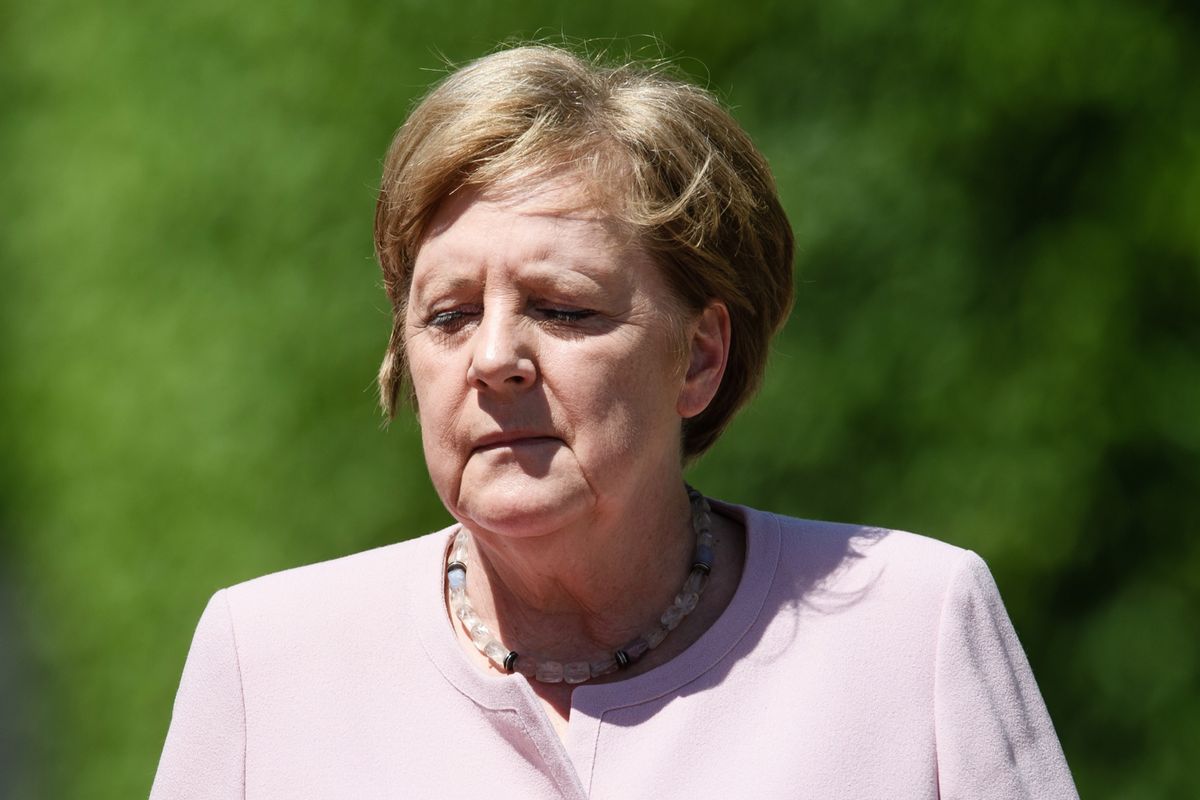 Merkel źle znosi upały. Jednak "incydent z drgawkami" może jej zaszkodzić