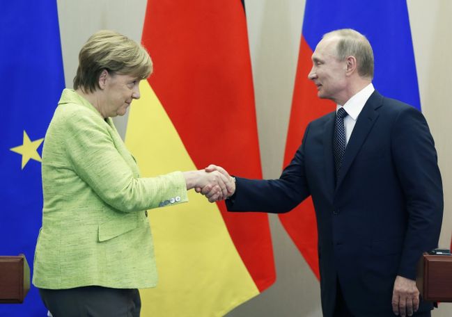 Władimir Putin spotkał się z Merkel. "Rosja nigdy nie ingeruje w życie polityczne innych krajów"