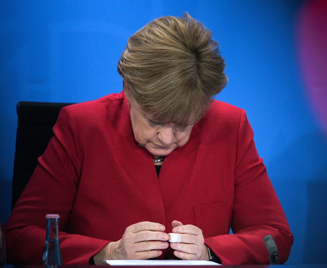 Świńska głowa pod drzwiami biura Angeli Merkel