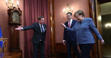 Merkel w Warszawie. "Jak gdyby nigdy nic"