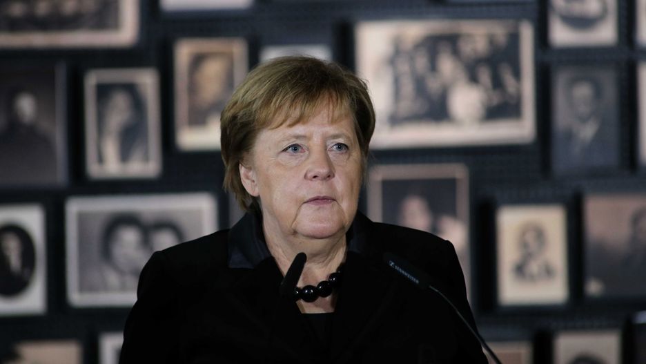 "Nie zastygła w poczuciu winy i w milczeniu" - ocenia postawę Angeli Merkel Ines Pohl