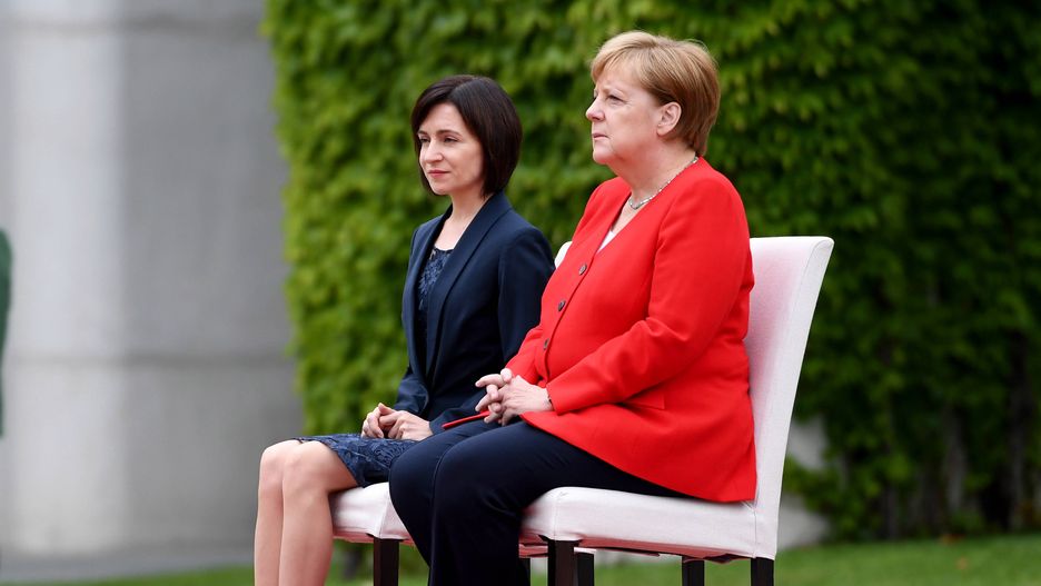 Angela Merkel podczas odsłuchania hymnów 