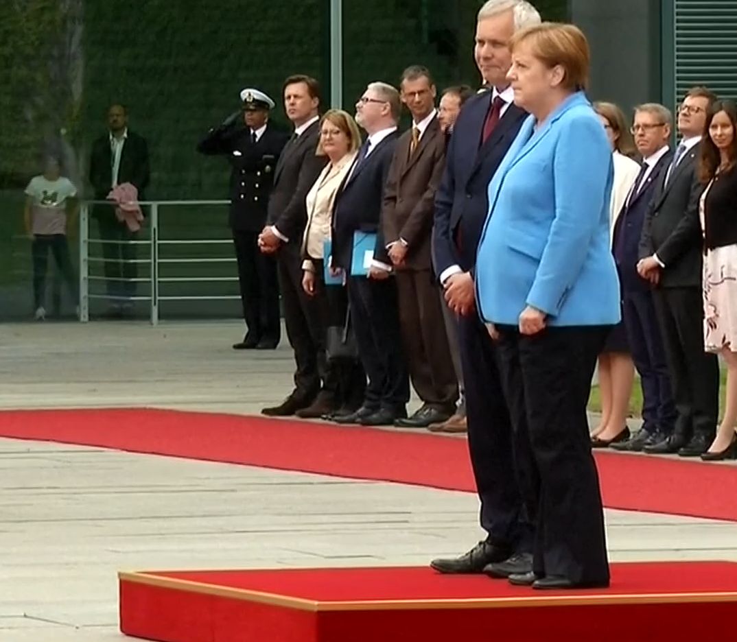 Angela Merkel kolejny raz trzęsła się na oficjalnej uroczystości
