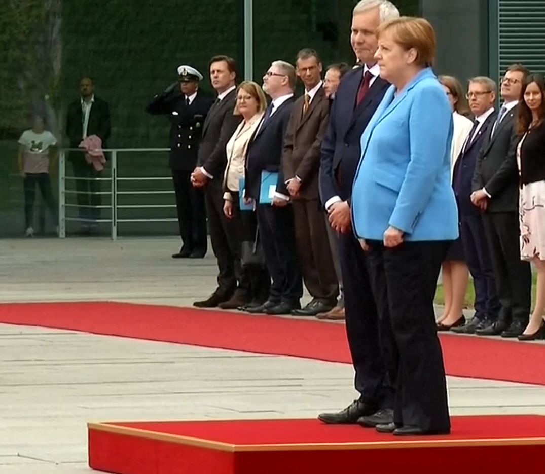 Angela Merkel kolejny raz trzęsła się na oficjalnej uroczystości