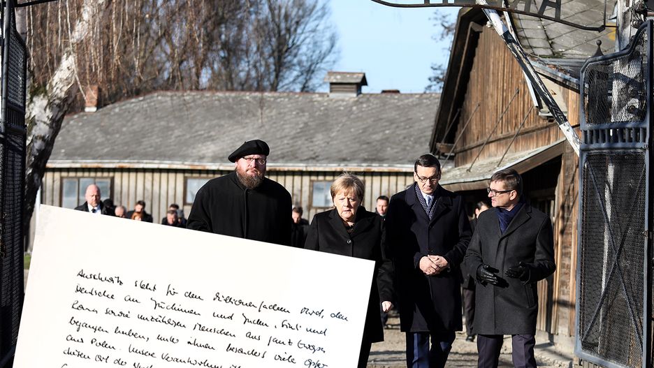 Angela Merkel złożyła wpis w Księdze Pamiątkowej po wizycie w Auschwitz 