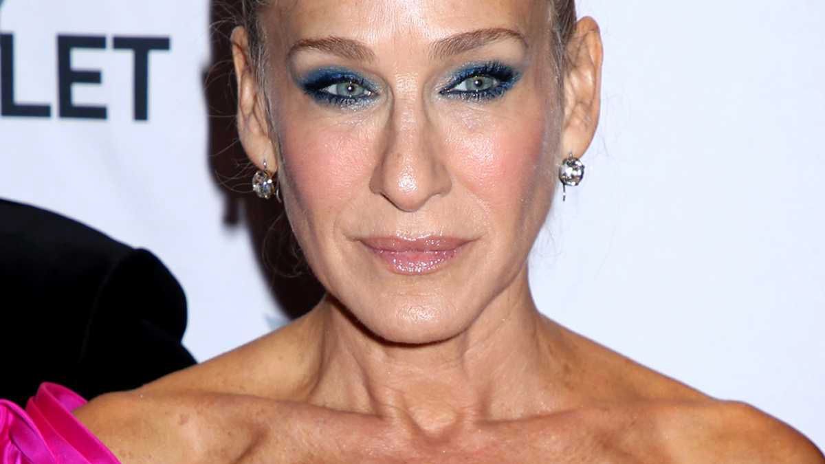 Sarah Jessica Parker w zjawiskowej stylizacji. Coś tu nie zagrało, co z jej biustem?