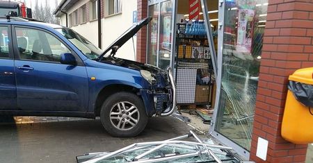 Pomyliła gaz z hamulcem. Wjechała suvem do supermarketu