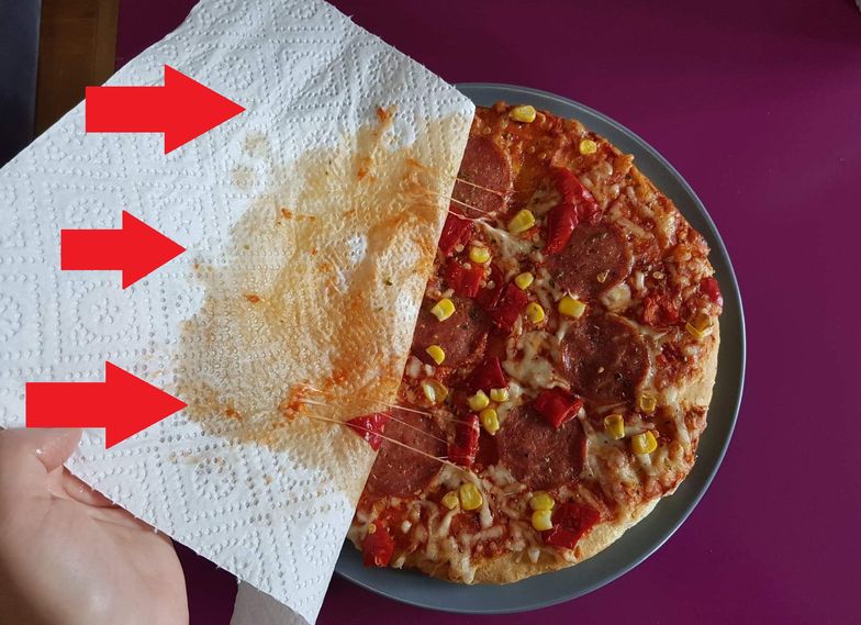Tyle tłuszczu zostało na ręczniku papierowym po dotknięciu świeżo upieczonej pizzy.