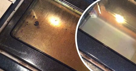 Połóż tabletkę na szybie piekarnika i polej wodą. Będzie wyglądać jak nowa, bez szorowania
