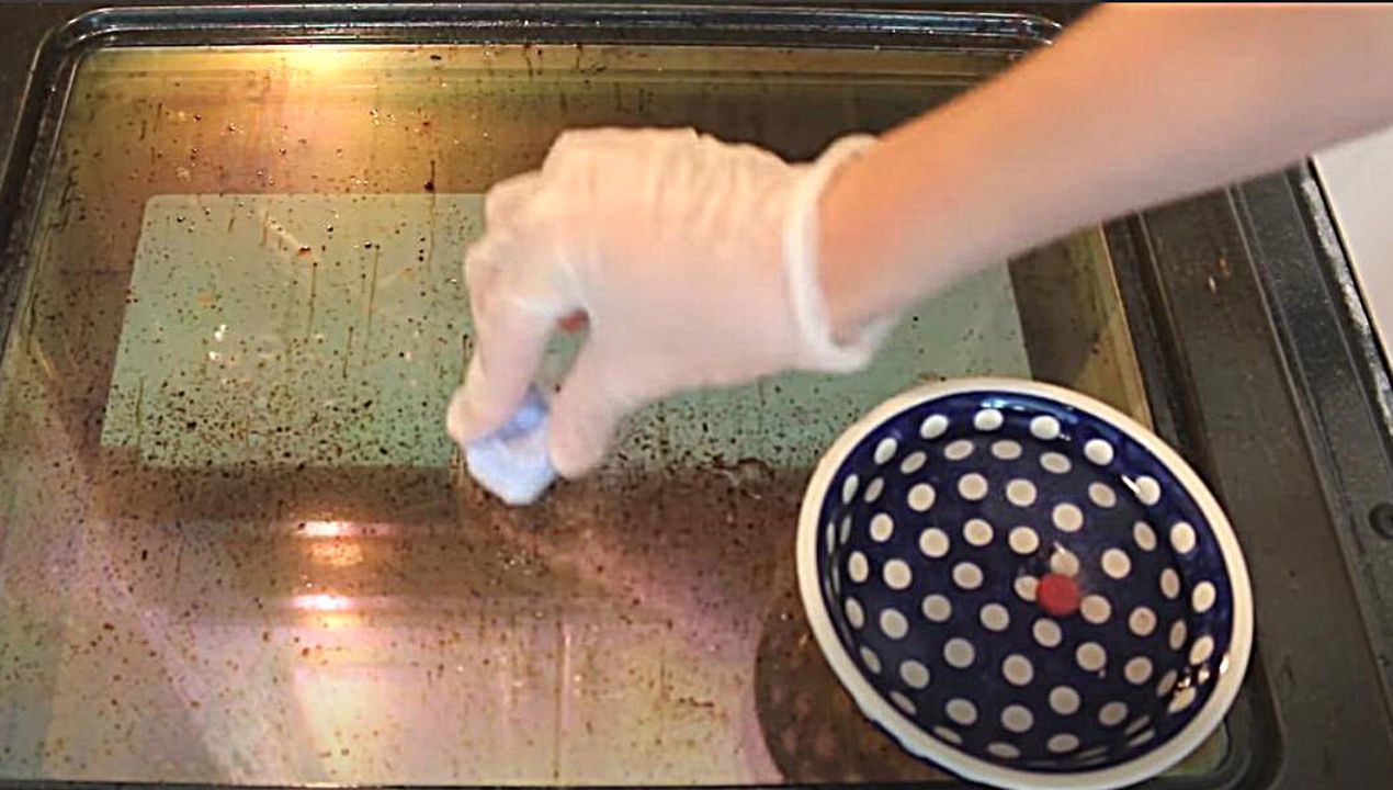 "How to clean an oven window with a dishwasher tablet. Photo: Hacks with Christina / youtube"