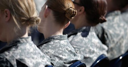 30 tys. kolegów z armii oglądało ich nagie zdjęcia. Wszyscy są wstrząśnięci, dla nich to codzienność