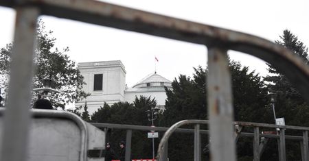 Sejm znów odgrodzony barierkami. Brudziński uspokaja "nadmiernie pobudzonych zapowiedzią kolejnej awantury"