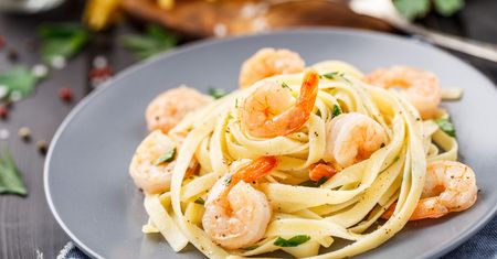 Tagliatelle z krewetkami w sosie kurkowym