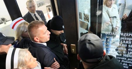 Awantura przed Sejmem. Pielęgniarki próbowały dostać się do środka