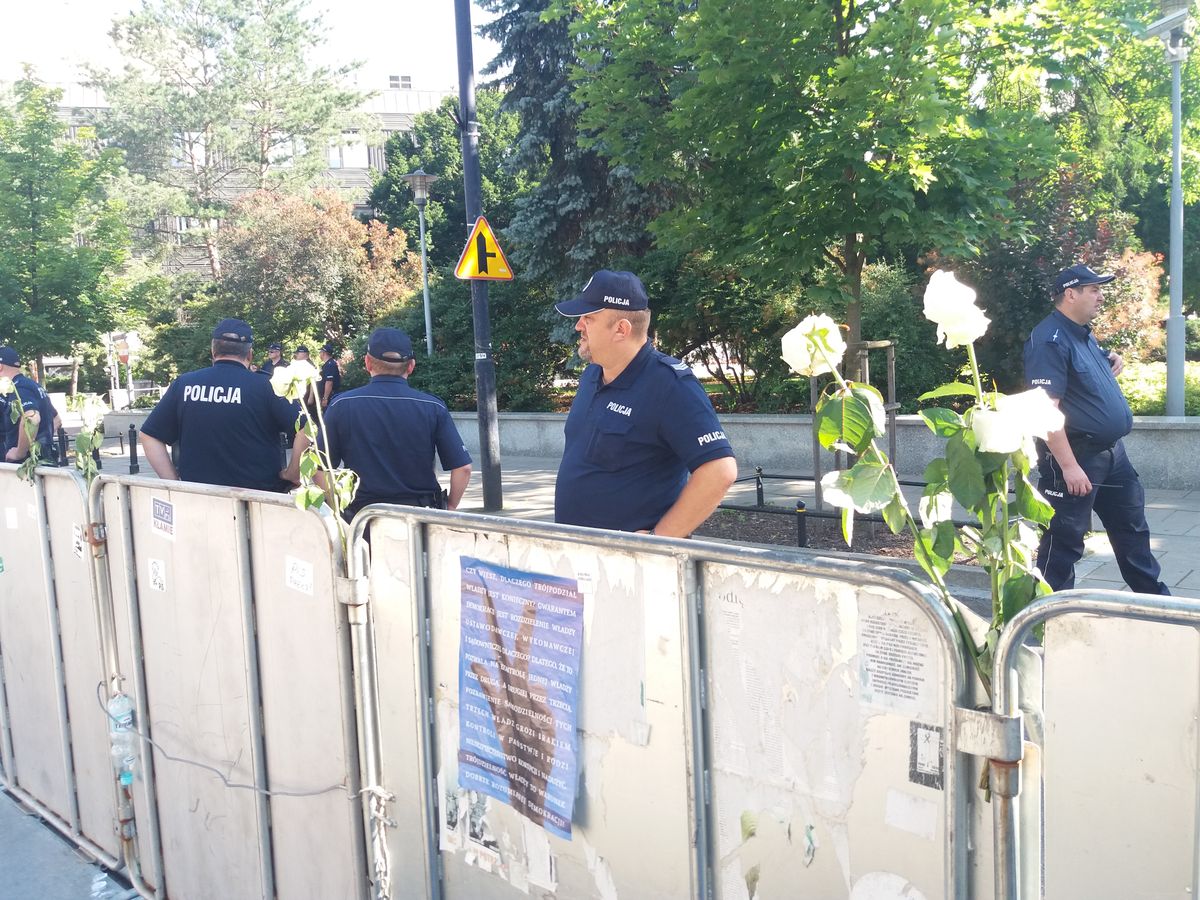 Strażacy ustawiali barierki przed Sejmem. Polecenie wydał komendant PSP