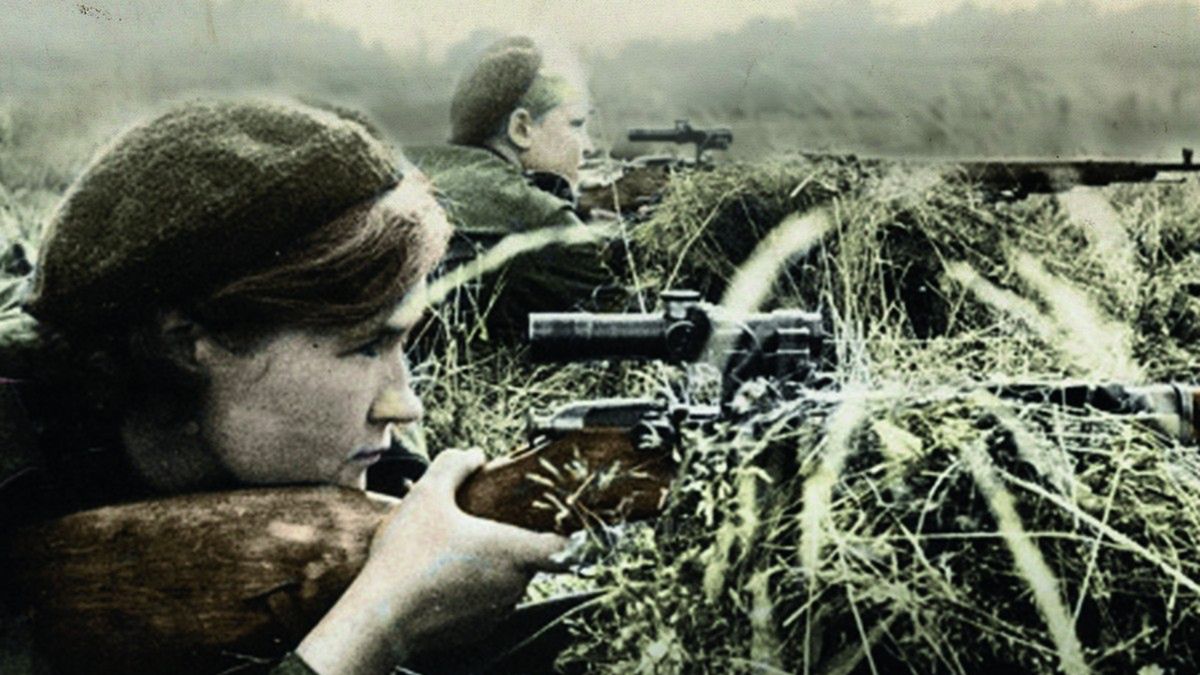 Radzieckie strzelczynie wyborowe na stanowiskach bojowym. Fragment okładki książki „Snajperki. Dziewczyny z Armii Czerwonej”