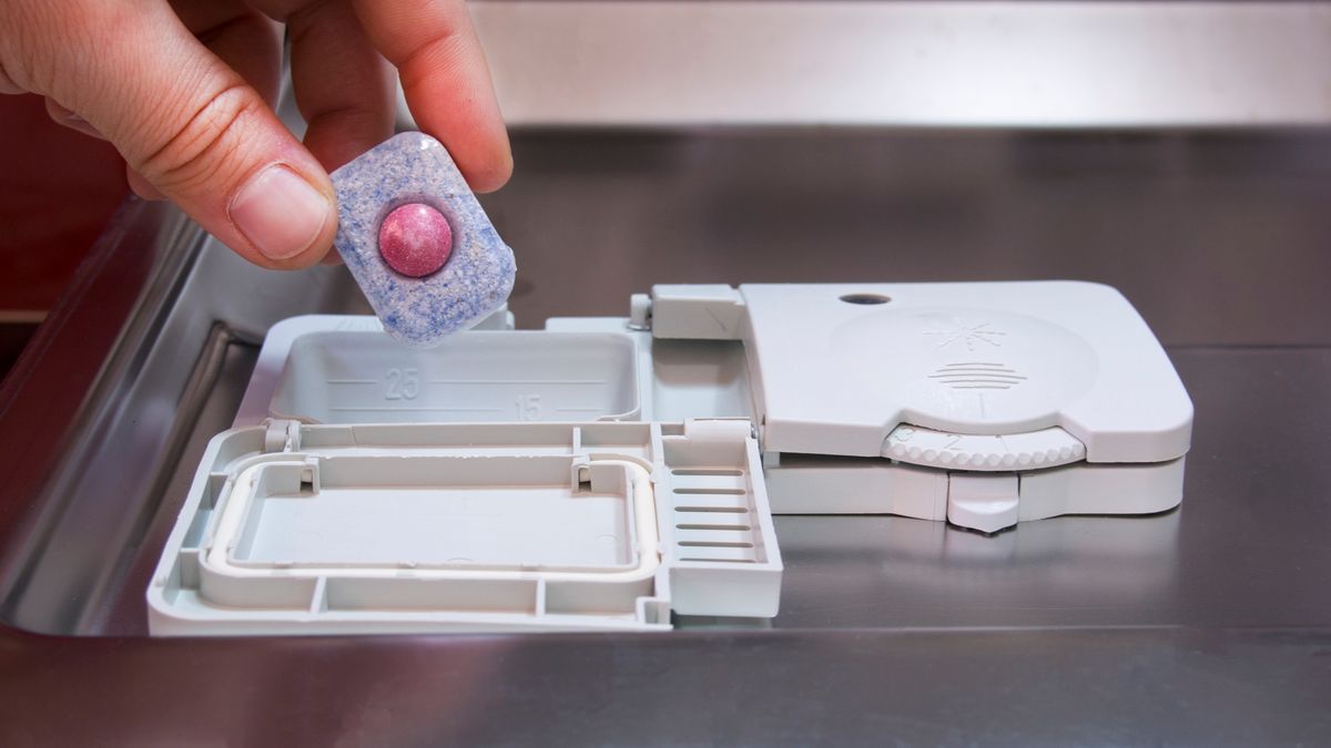 Tabletki do zmywarek czyszczą naczynia, a jednocześnie dbają o stan urządzenia.