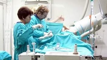 Prof. S. Grajek w trakcie operacji