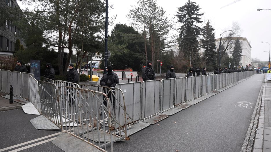 Przed Sejmem rozstawiono rząd barierek