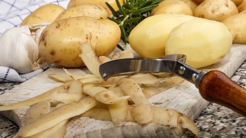 Przed obraniem ziemniaki należy dokładnie wyszorować