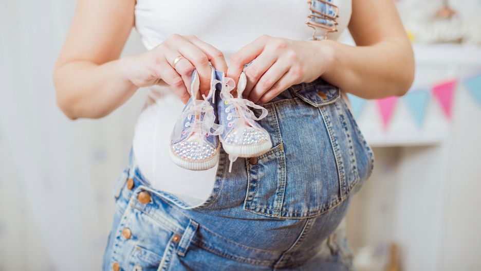 Ogrodniczki to jedne z najbardziej popularnych jeansów dla kobiet w ciąży