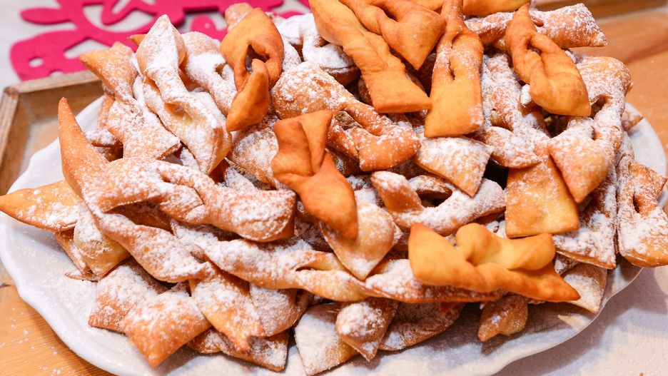 Tłusty czwartek 2019. Jaka jest geneza tego zwyczaju? Sprawdź prosty przepis na faworki z 1895 roku