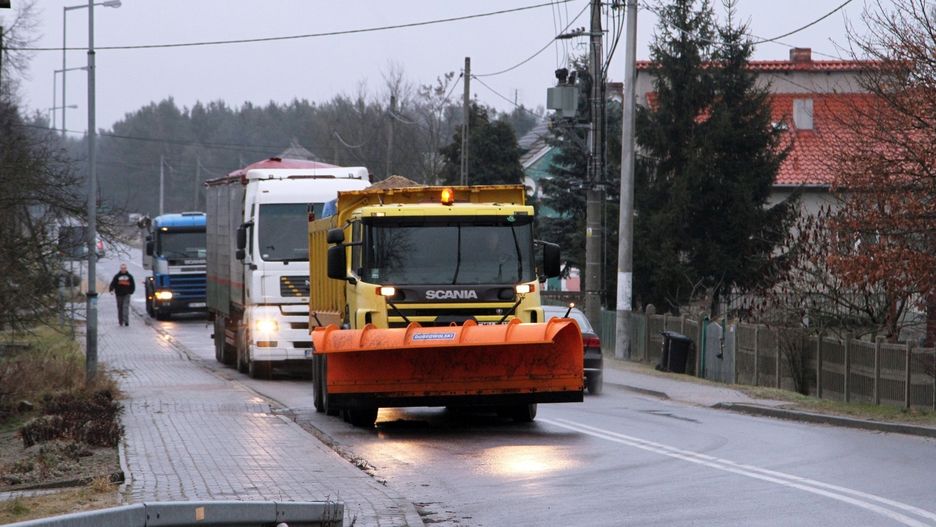 Na drogach jest bardzo ślisko - na trasy wyjechały piaskarki.