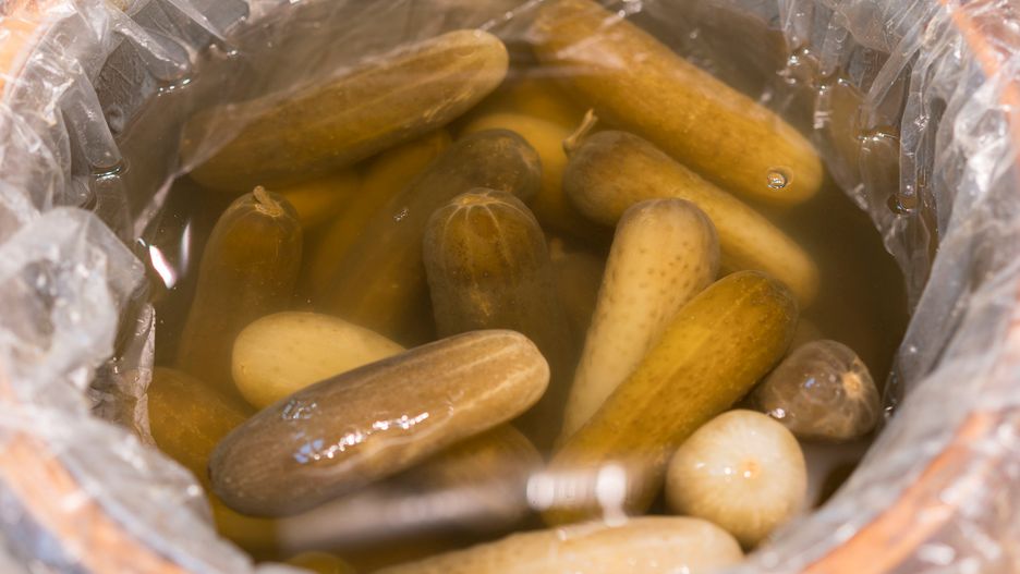 Podobnie jak w przypadku soku z ogórków kiszonych, zalewę warto wykorzystywać kulinarnie
